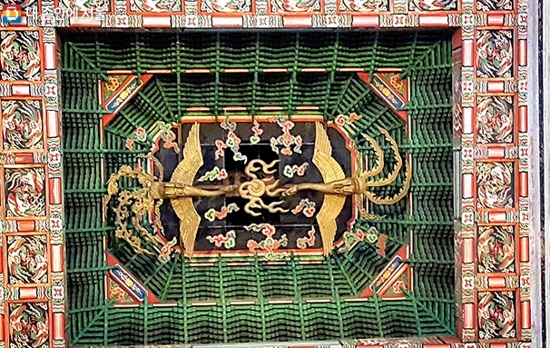Roof of the Injeongjeon